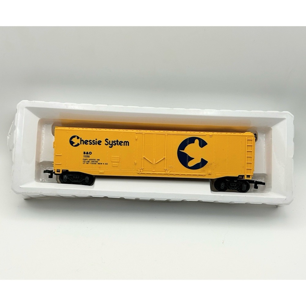 HO Scale Bachmann Chessie System B&O 11098 Yellow Box Car Freight Train - Picture 2 of 7